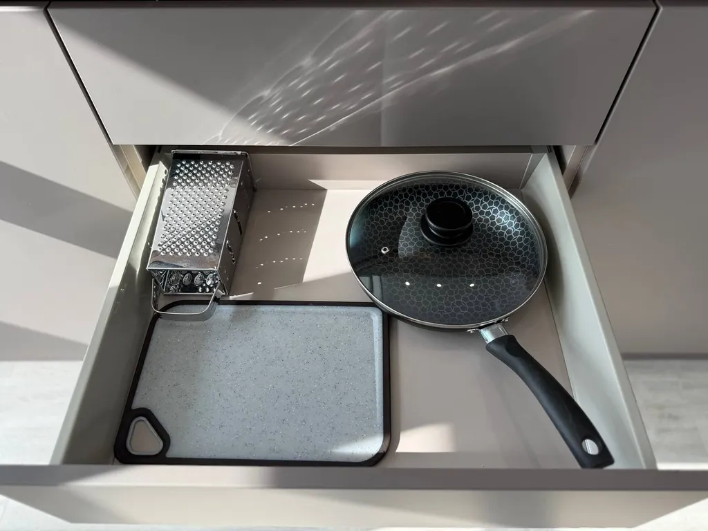 Студия с панорамными окнами и атмосферным видом