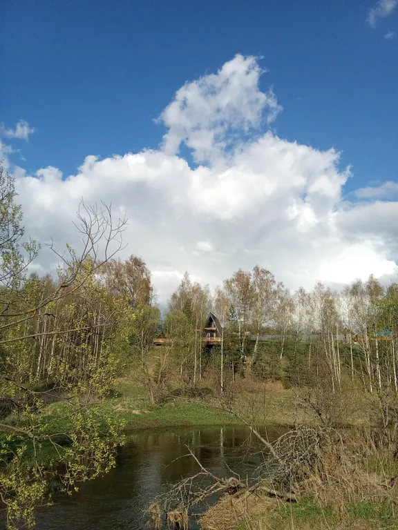 Архитектурный дом A-freim с безграничным окружением природы и речки