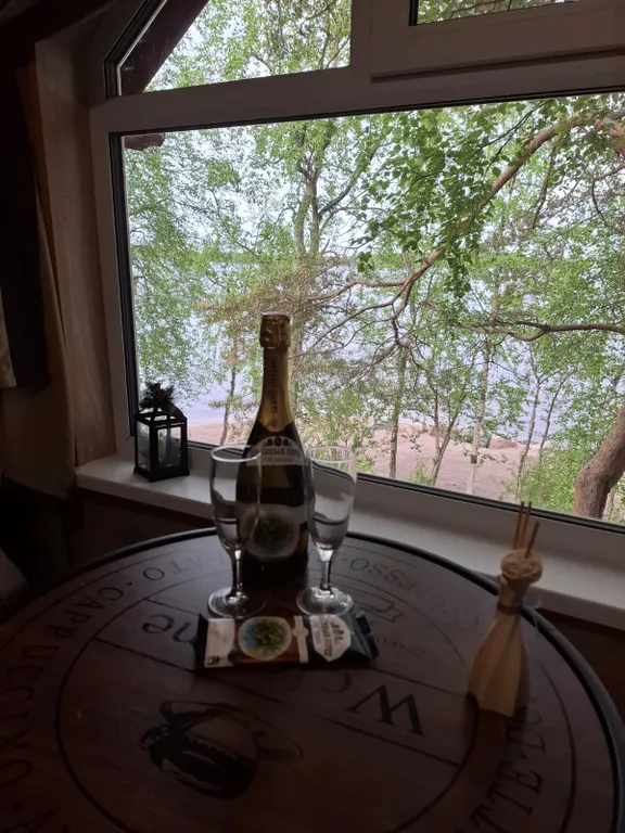 Уютный, комфортный для проживания на берегу озера, в зелени и тишине