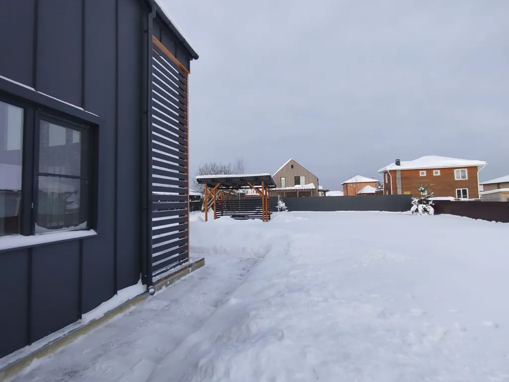 Стильный барн с крытой мангальной зоной