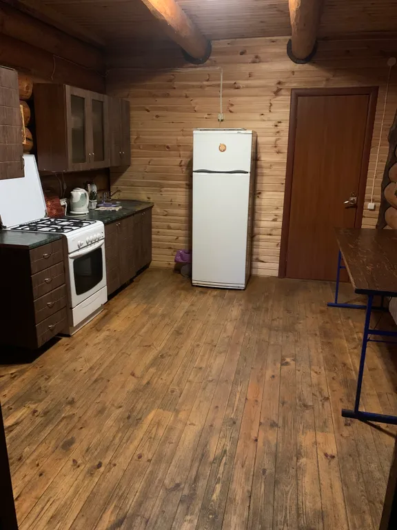 Усадьба Медвежий угол в лесу на берегу озера