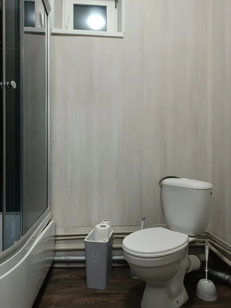 Туалет, душевая кабина номер 1 Туалет, душевая кабина номер 1