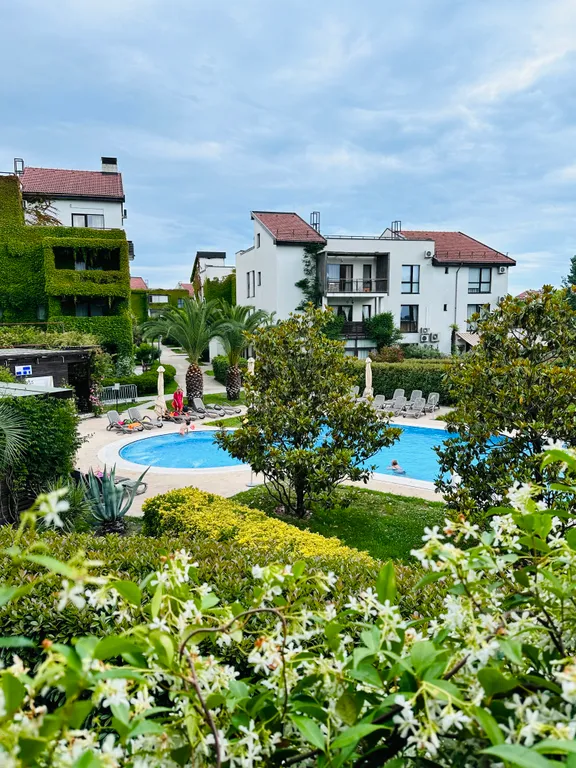 Дизайнерские апартаменты с террасой и бассейном