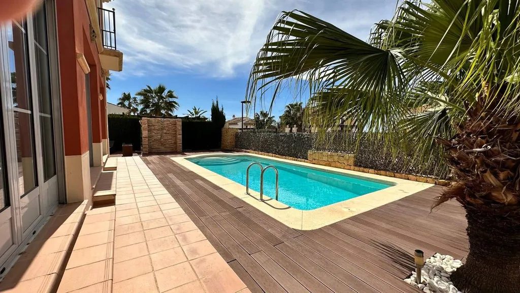 Уютная Семейная Вилла с открытым бассейном