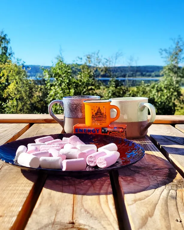 Домик с видом на озеро