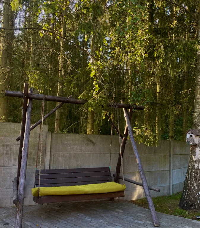 Дом с камином в лесу возле залива