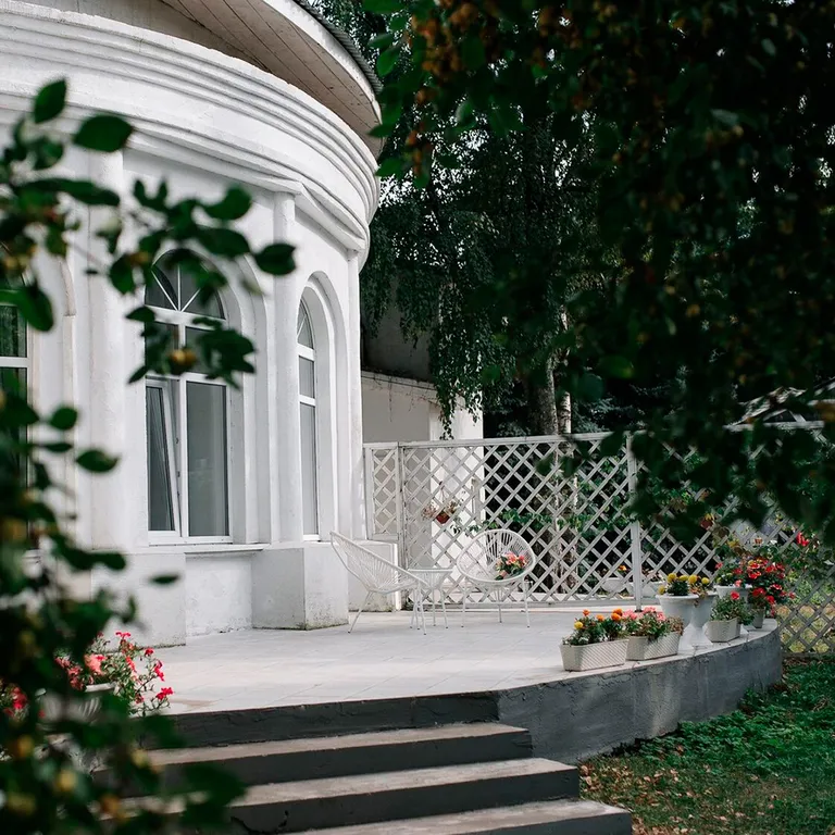 Белоснежная веранда и усадьба