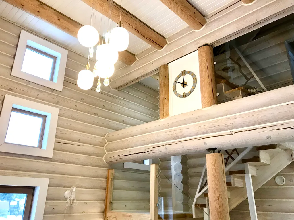 Дом на скале с видом на озеро