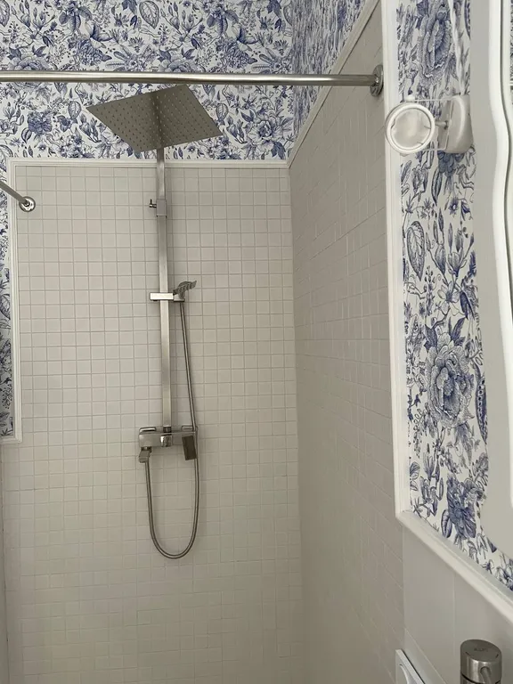 Дом с бассейном у леса