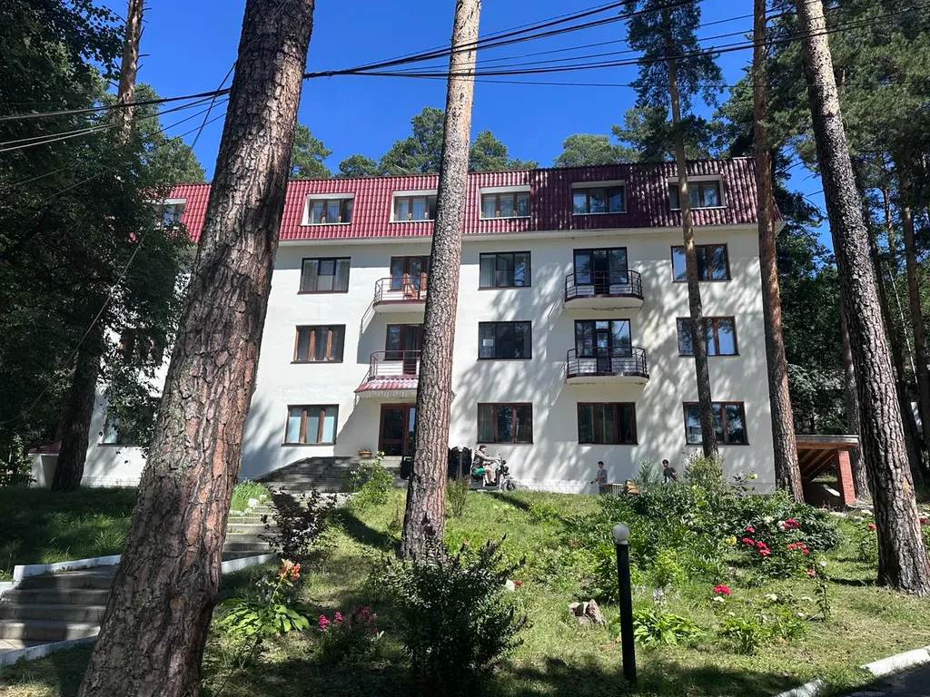 Уютный номер на озере Еловое