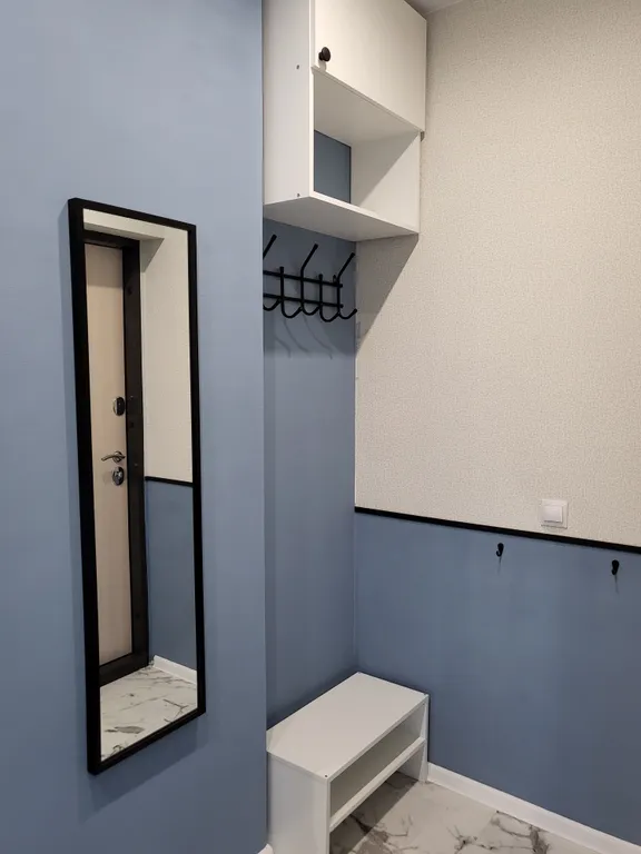 Blue studio - студия с окном в ванной комнате и видом на лес