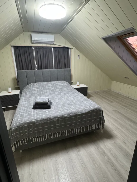 Двухуровневая квартира-студия с отдельной спальней