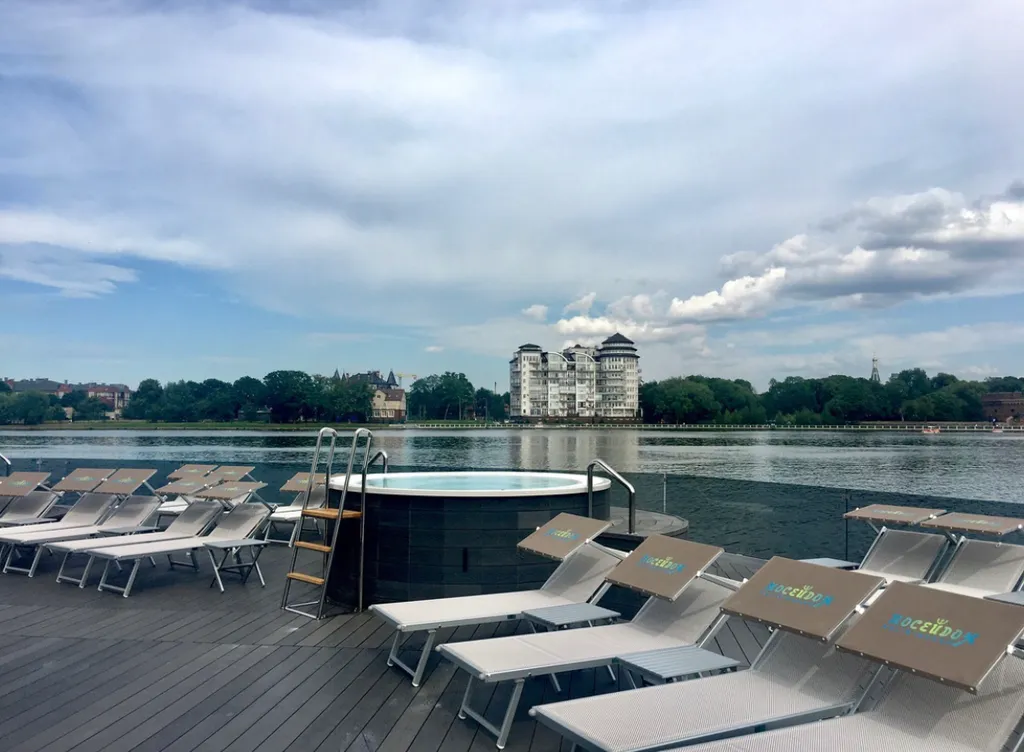 Дизайнерская квартира с видом на Верхнее озеро, камин, зона барбекю