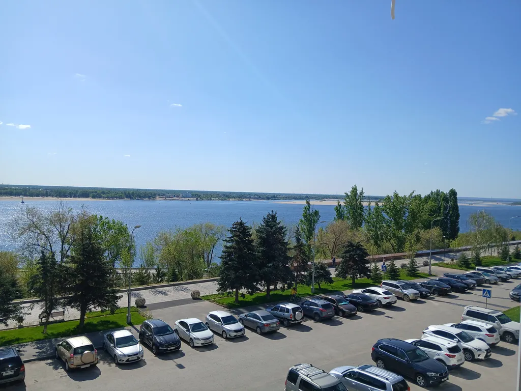 Жизнь с видом реку: огромная лоджия с панорамным остеклением в пол!