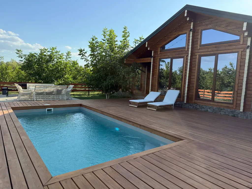 Дом-шале с теплым бассейном и террасой