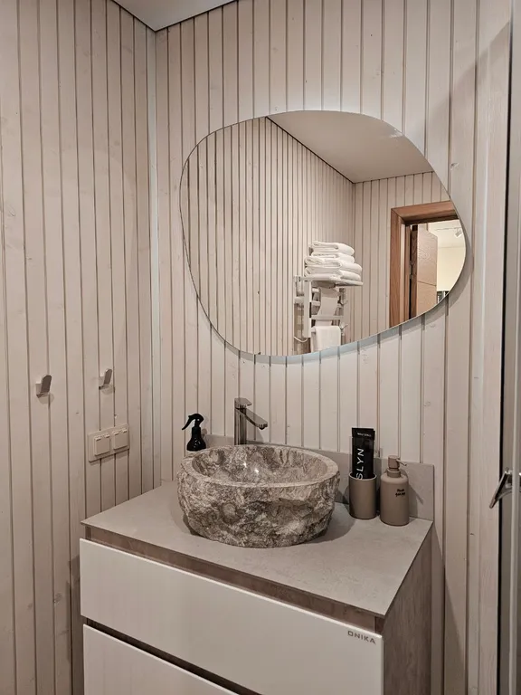 Вилла Nelli с видом на озеро и зоной барбекю среди каменной россыпи