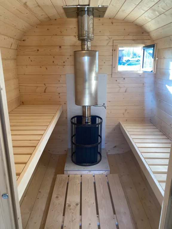 Загородный дом в лесу с купелью и баней у озера