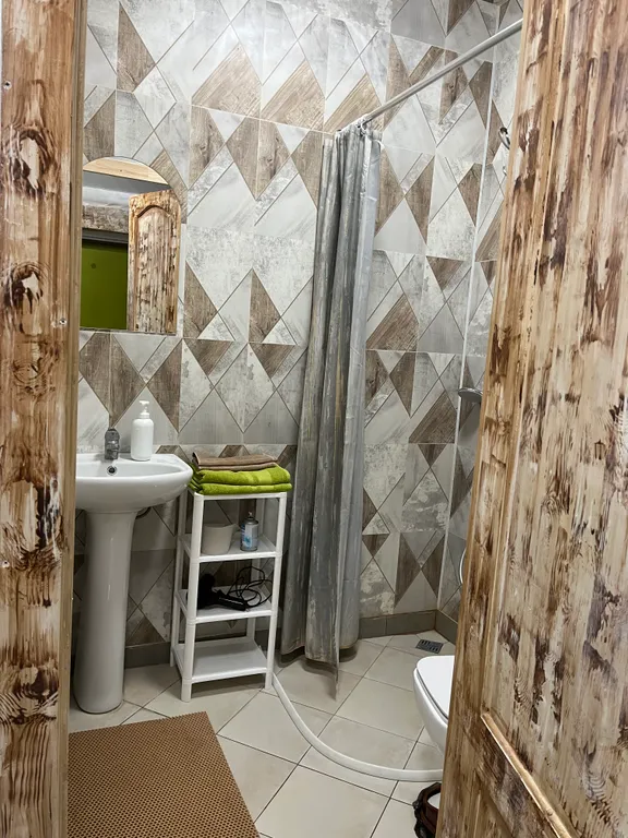 Деревянный дом для со всеми удобствами бассейн у крыльца, зелёный лес