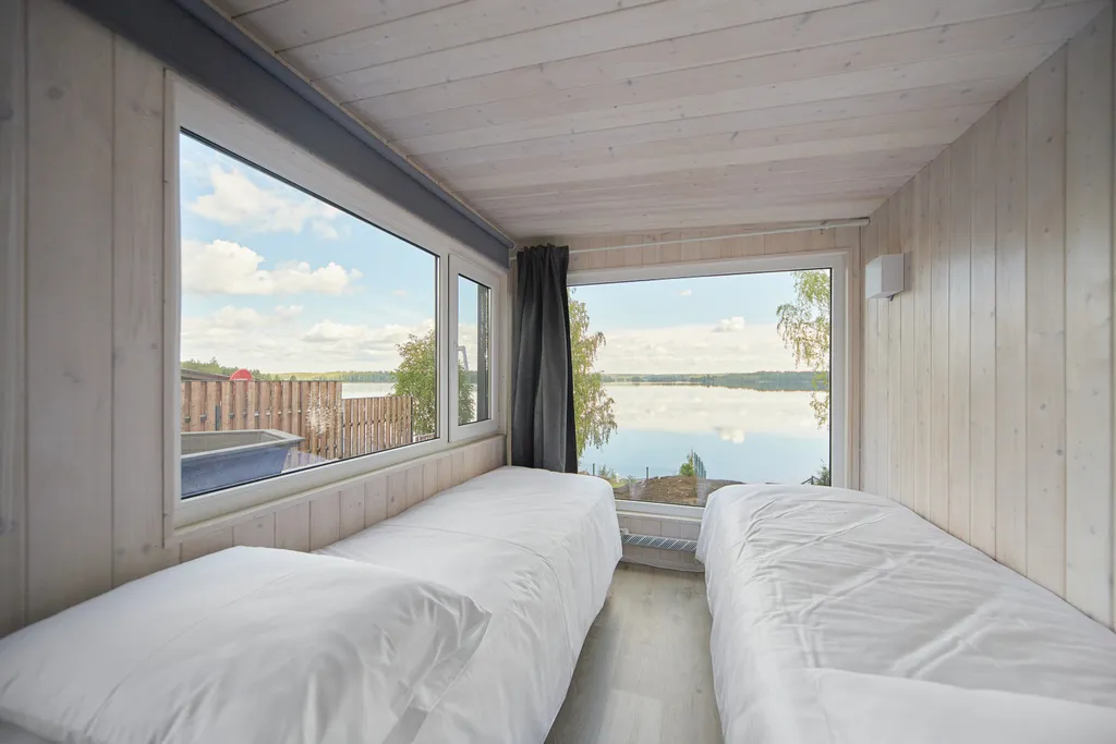 Домик с чаном на берегу озера