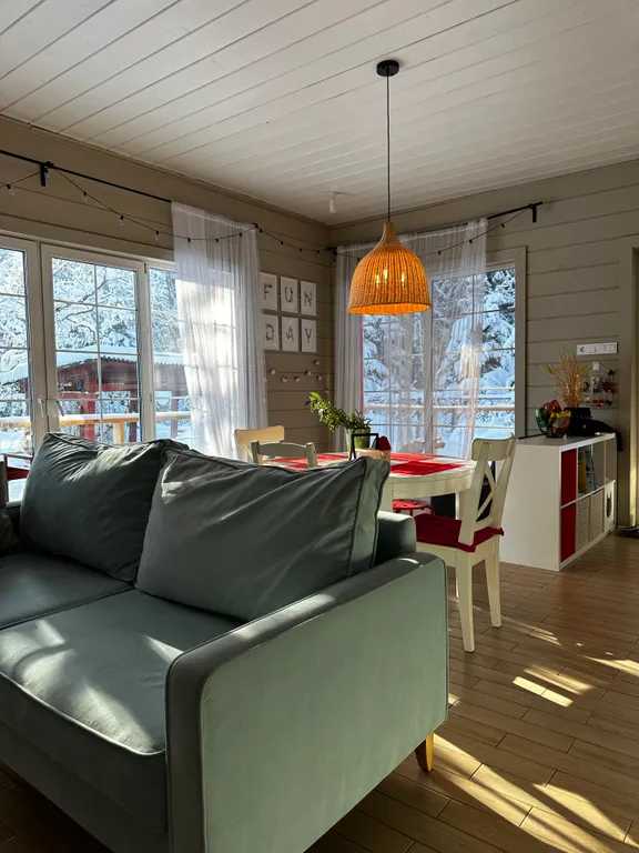 Дача с красными карпами с баней и чаном