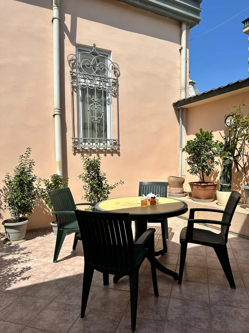 " PATIO " ( s 17 м² ) Балкон с видом на внутренний дворик.