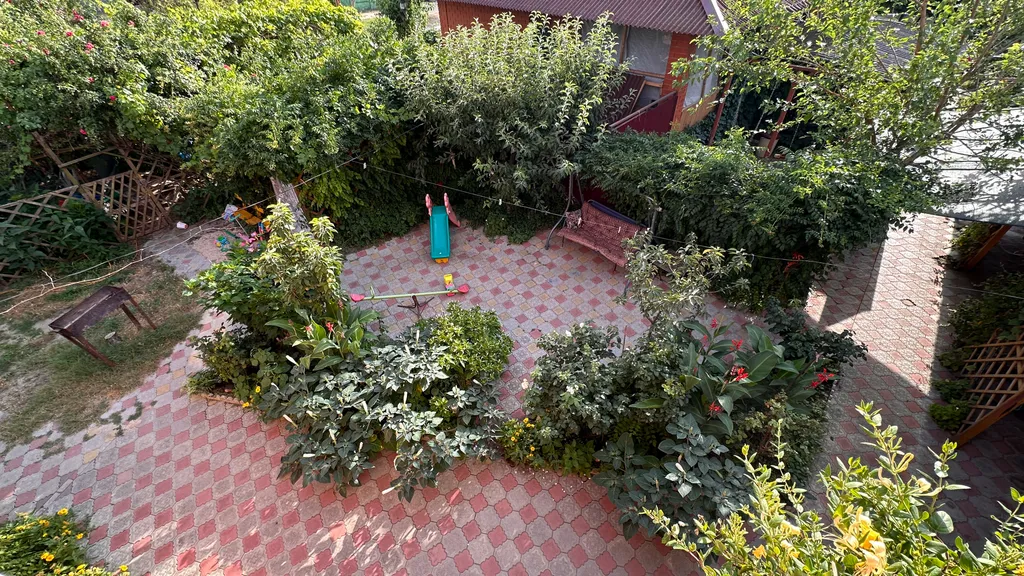 Благоустроенная комната в коттедже с балконом