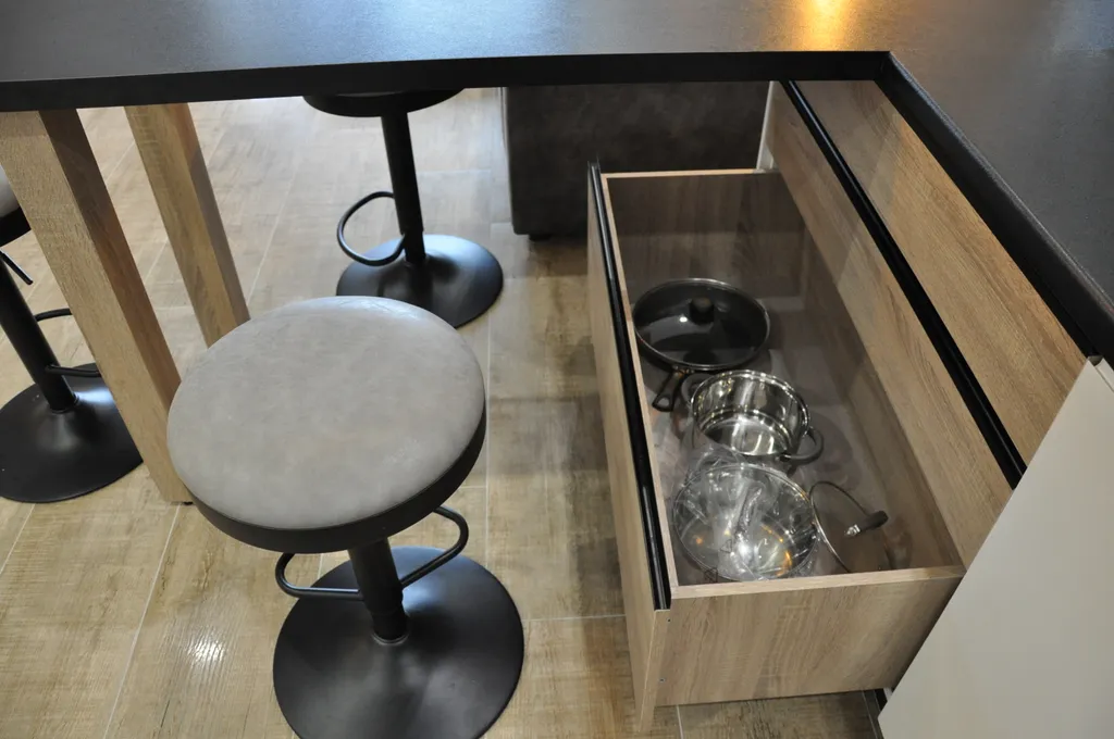 Студия с видом на море диваном и балконом