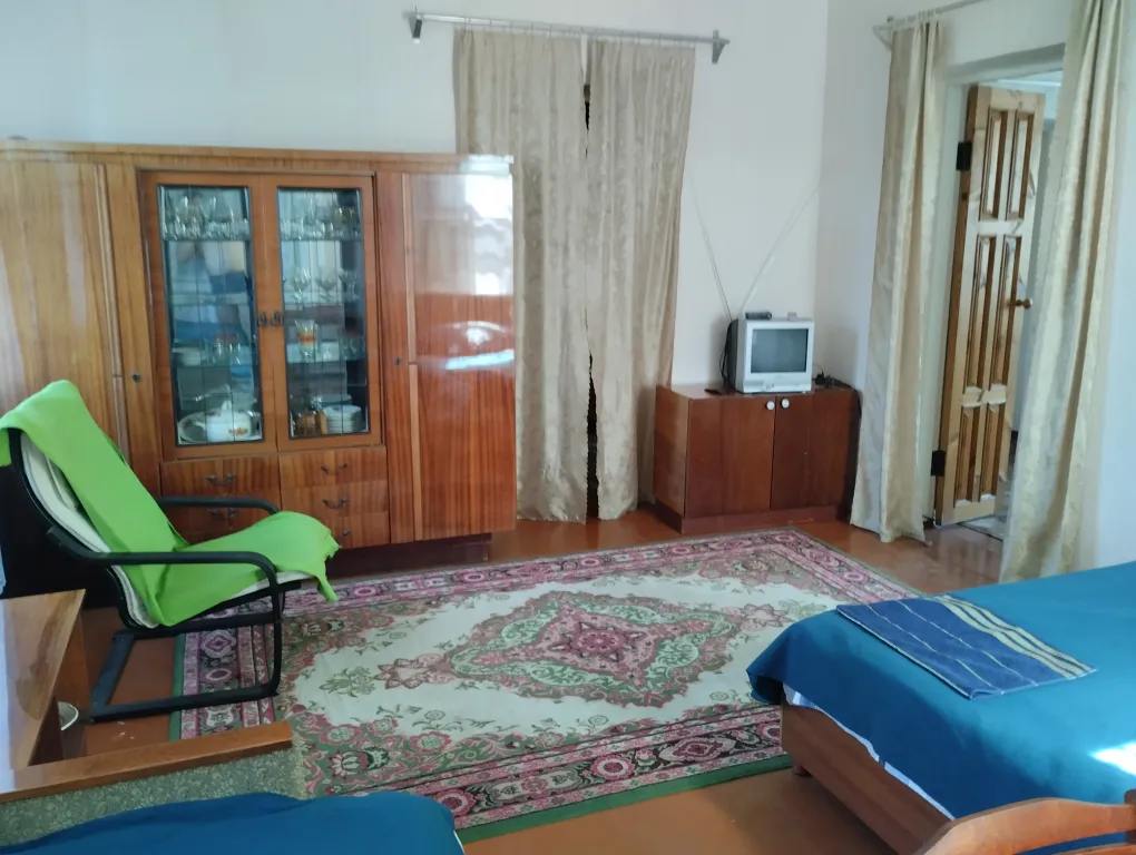 Деревенский домик с парковкой для большой и маленькой компании. Кругло