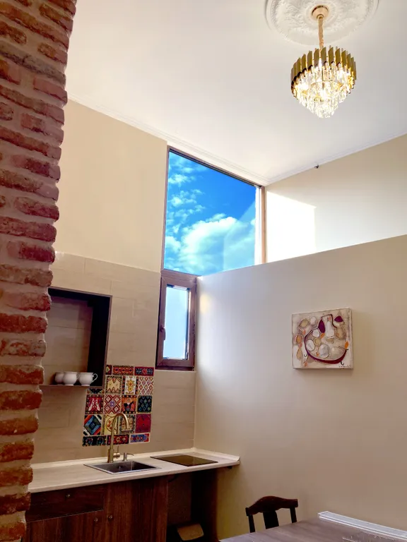 Апартаменты с двумя спальнями с историческим интерьером центр Тбилиси