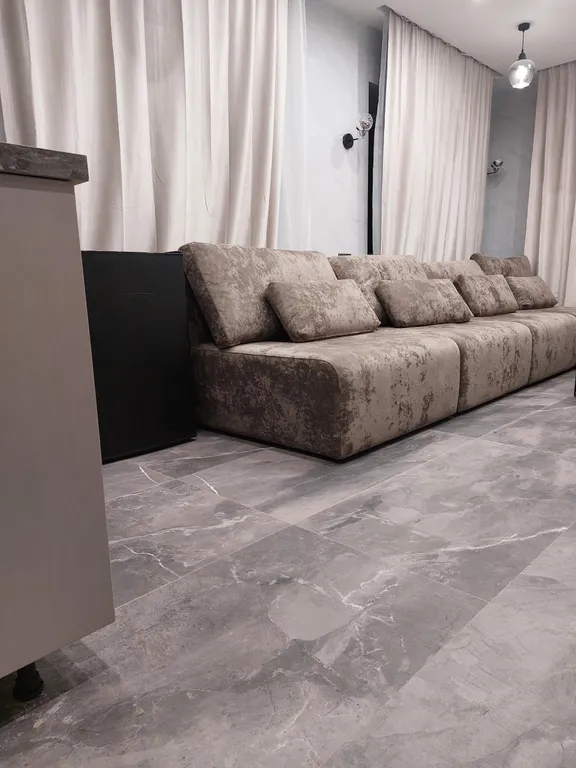 Домик в деревне в окружении леса