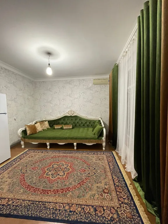 Дом у моря в окружении гор