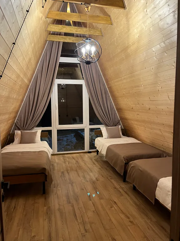 А-фрейм дом с видом на на горы