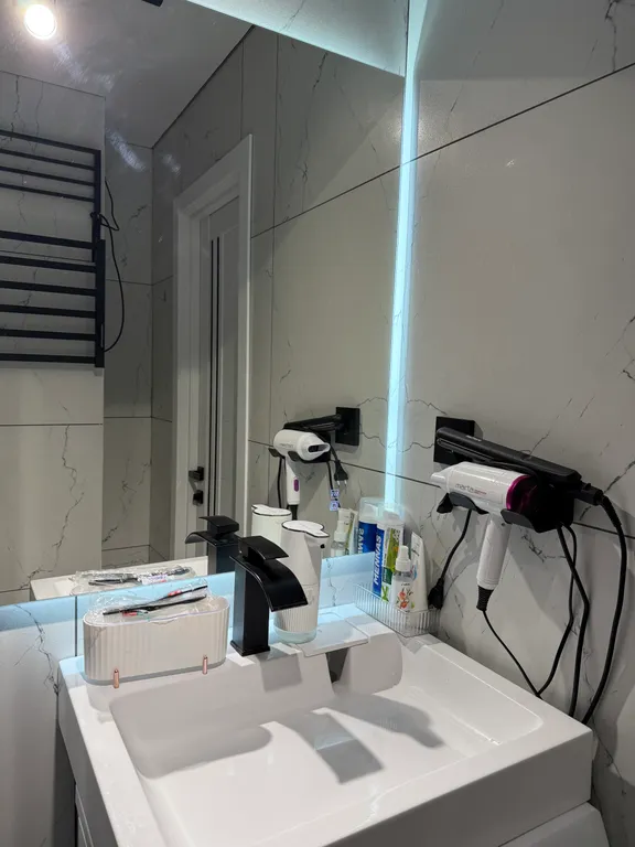 Новый дом в центре города. Елка и сервировка есть