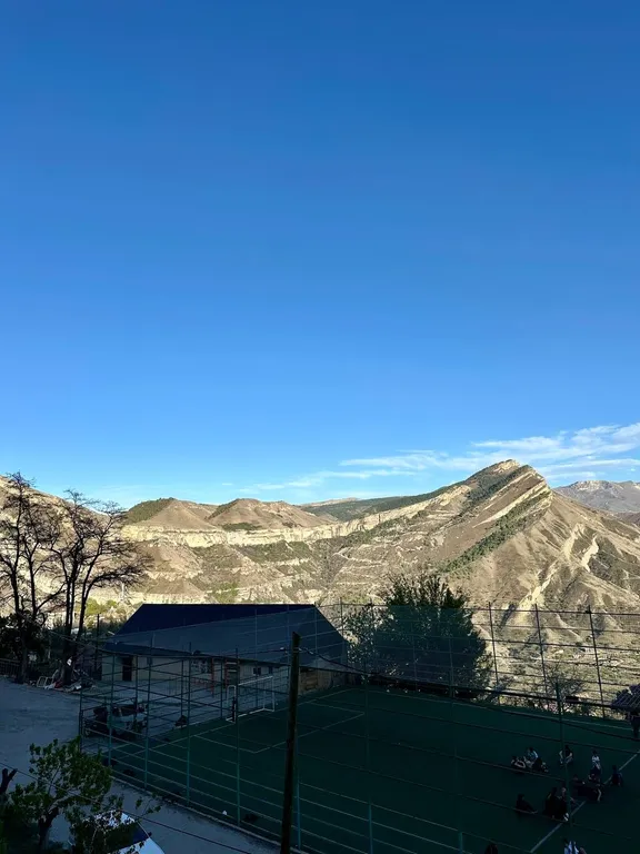 Уютный домик аквамарин у водопада и леса