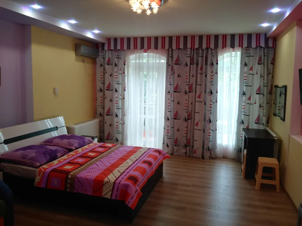 Эллинг на берегу моря