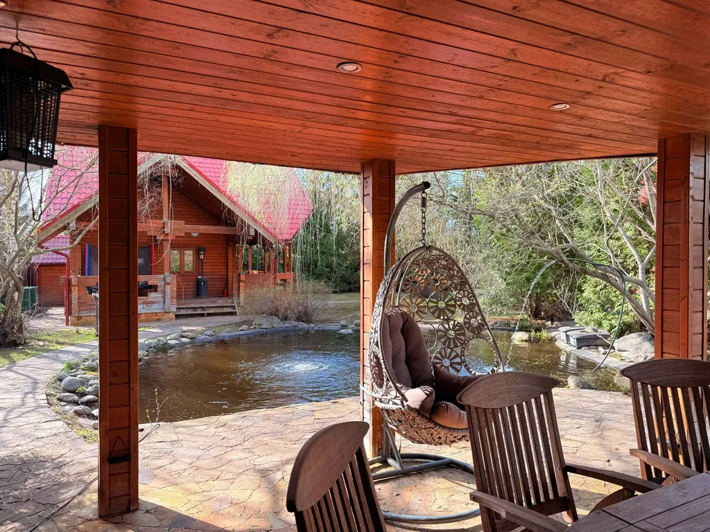 Уютный дом у березок