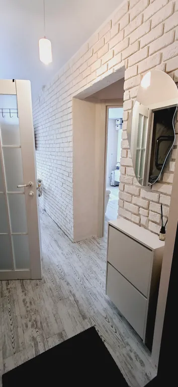 Квартира с подвесными креслами из ротанга на панорамной лоджии