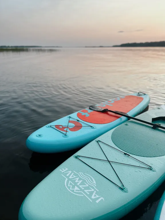 Двухэтажный дом на берегу реки Волга