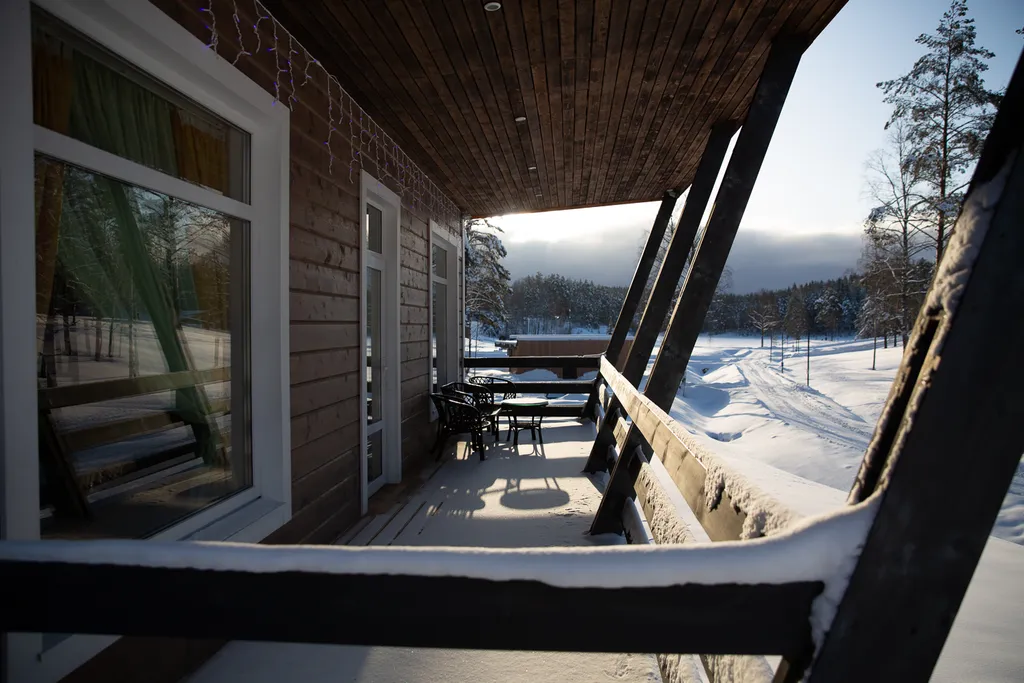 Просторный коттедж с двумя спальнями, камином и сауной