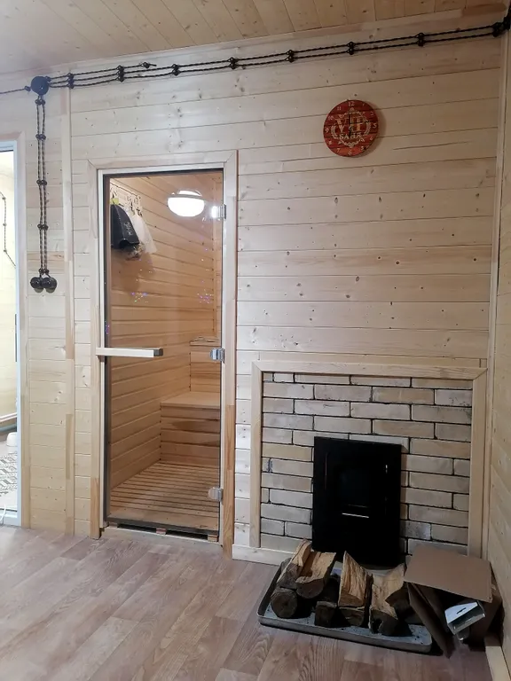 Барнхаус с видом из панорамных окон на красивый пейзаж Домбайских гор