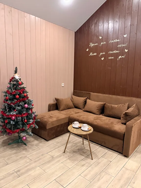 Дом с просторной террасой у леса