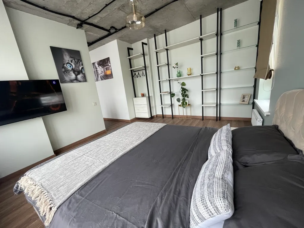 Просторная и светлая квартира с огромными окнами