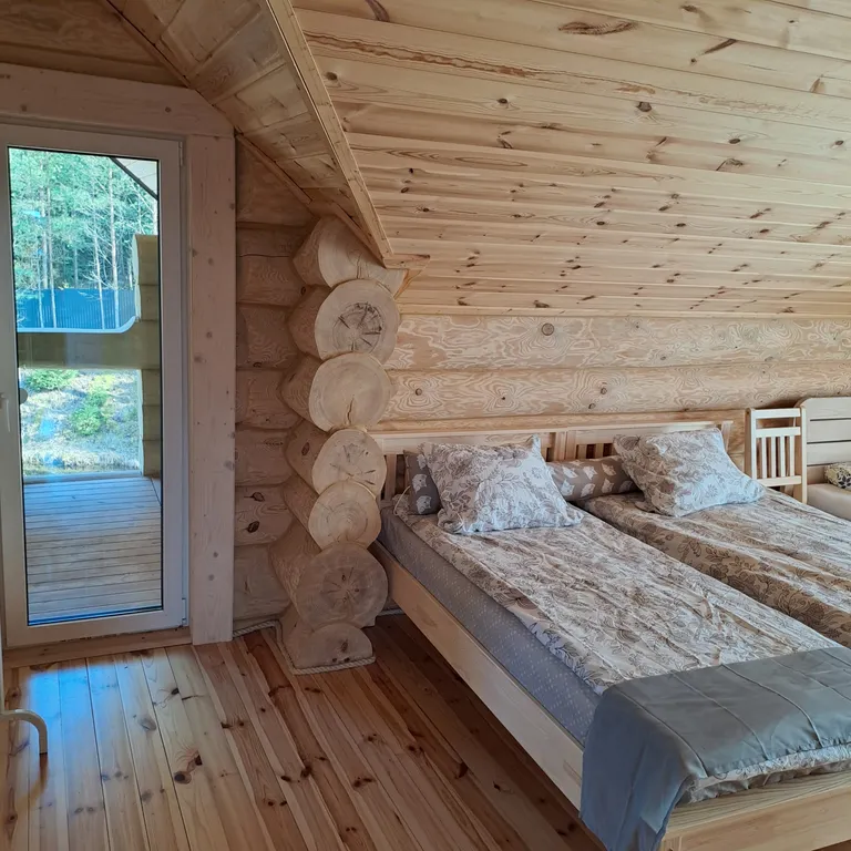 Уютный домик, на опушке леса, с видом на озера