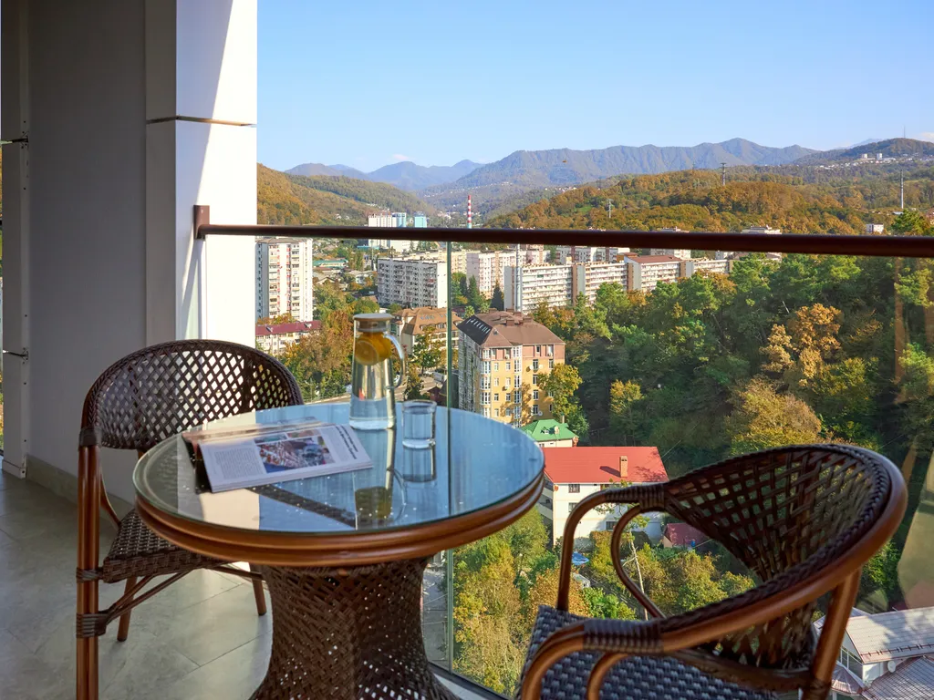 Современная, новая квартира с видом на горы