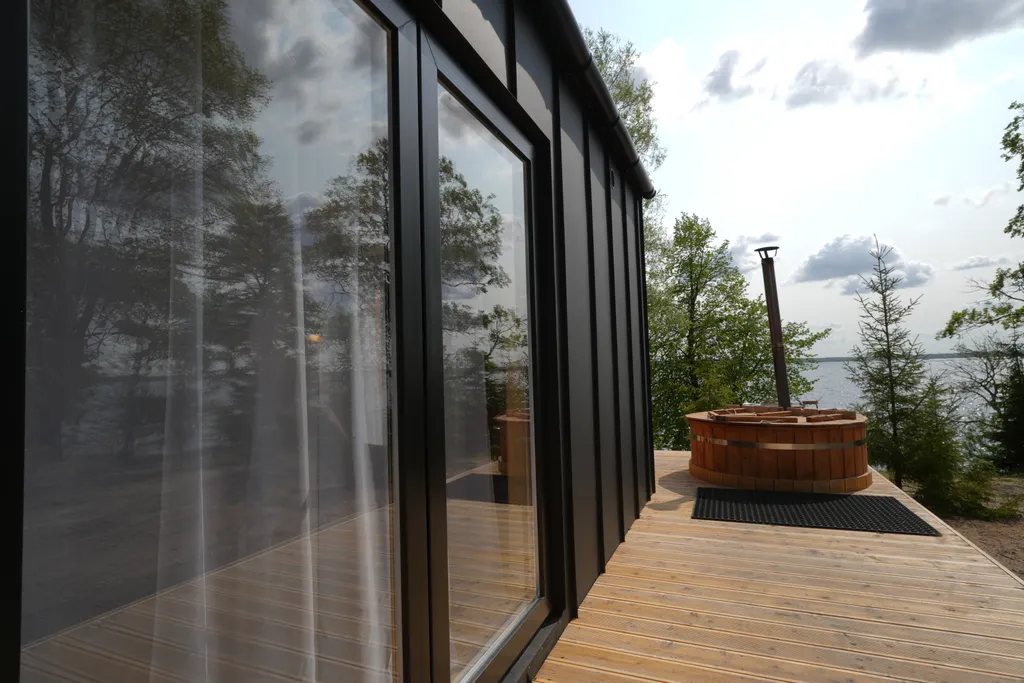 Коттедж Четырёхместный барнхаус на берегу озера — Плодовое