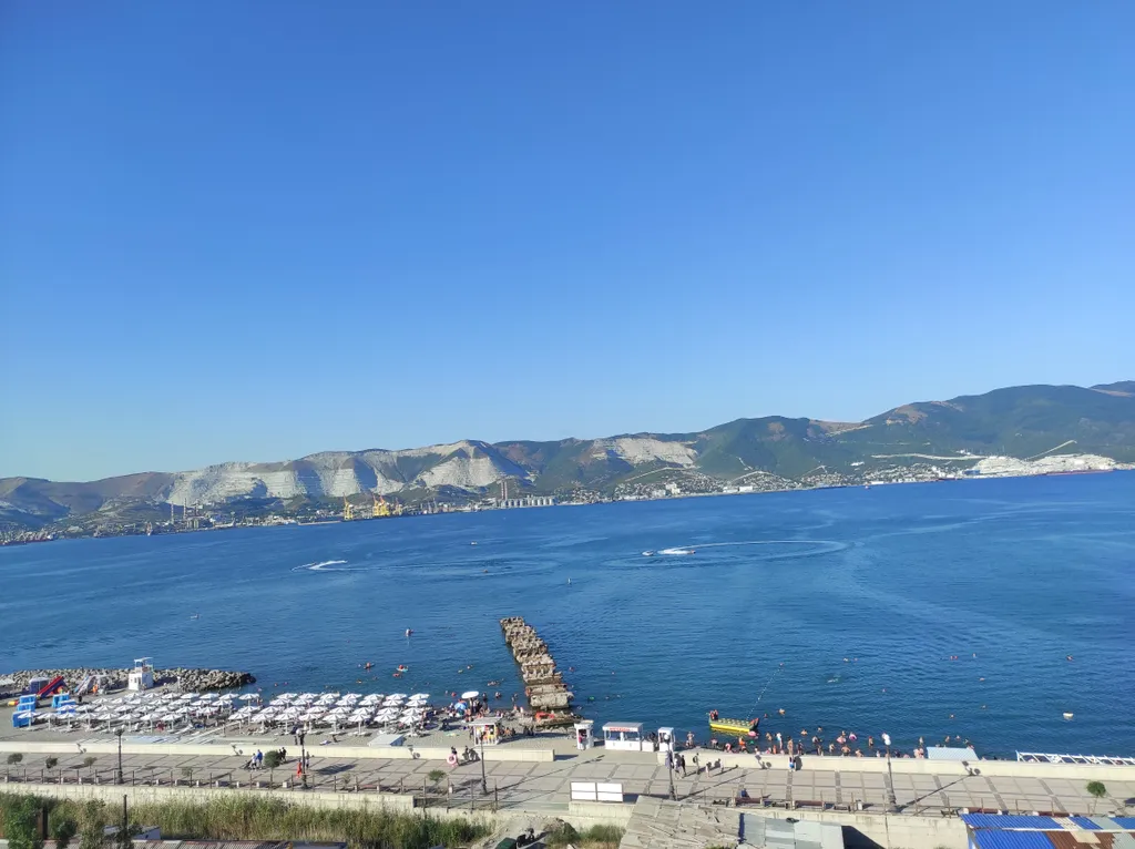 Современная 2-я большая квартира прямо на набережной с пляжем у дома