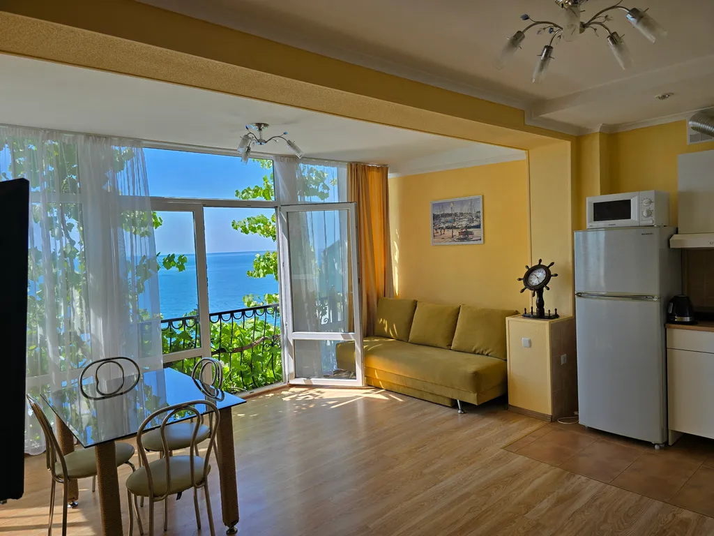 Квартира Апартаменты в эллинг Селена с французским балконом — аренда посуточно в Ялта