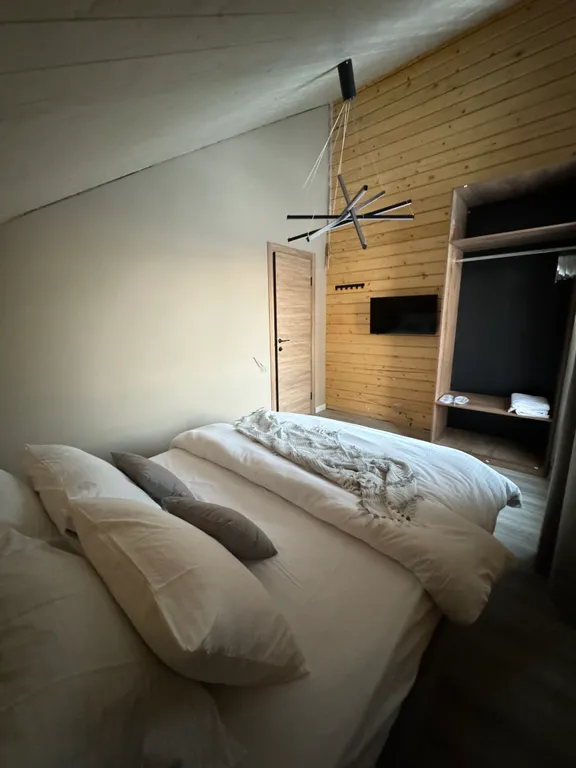 Коттедж в окружении леса десять минут на машине до южного склона