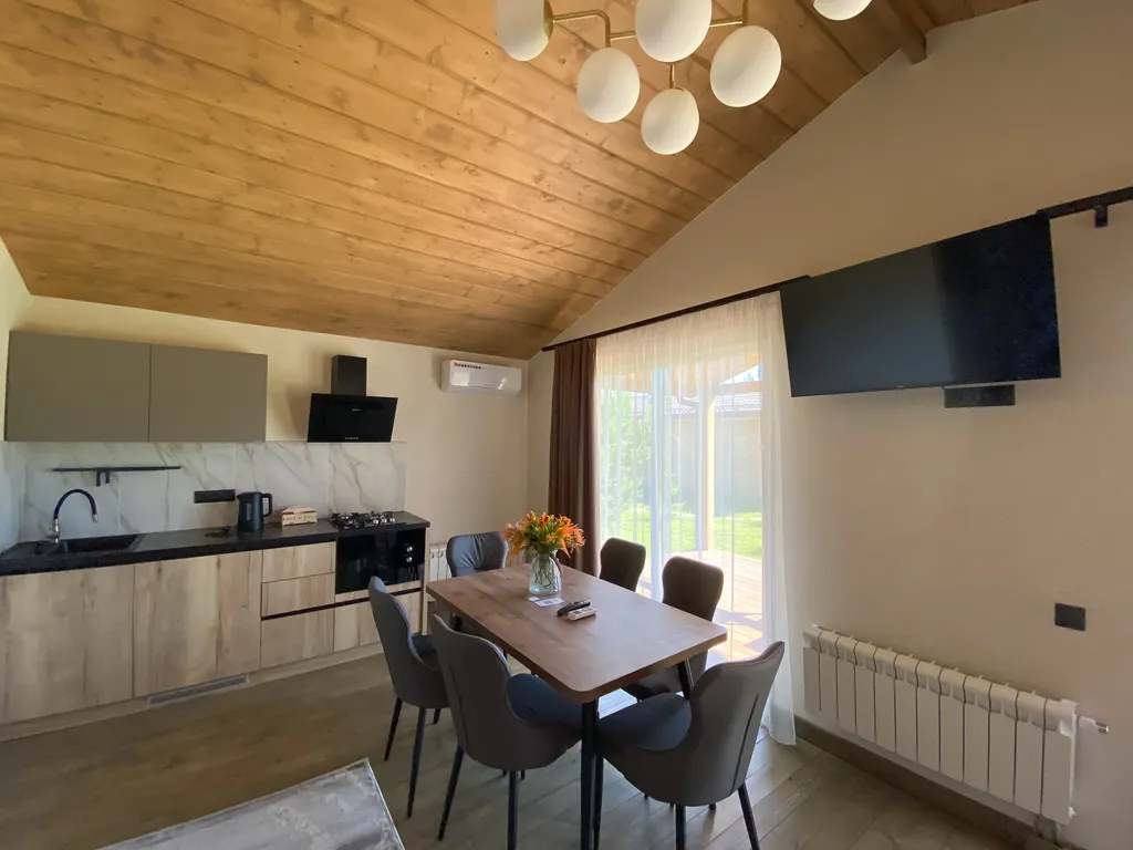 Просторный двухкомнатный коттедж в лесу у пруда