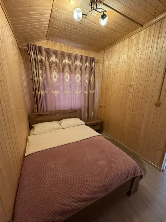 Двухкомнатный домик с видом на горы в лесу